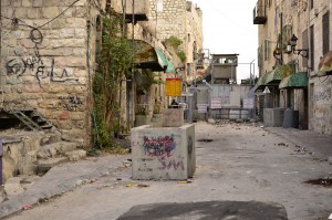 Le checkpoint qui sépare la partie palestinienne de la ville de celle sous contrôle israélien. Seuls les habitants du côté israélien peuvent désormais le traverser.©Marcos Knoblauch